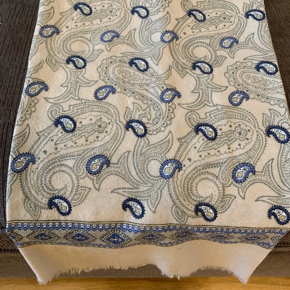 Saks Fifth Avenue Accessories - Paisley Scarf Saks Fifth Avenue 100% virgin wool